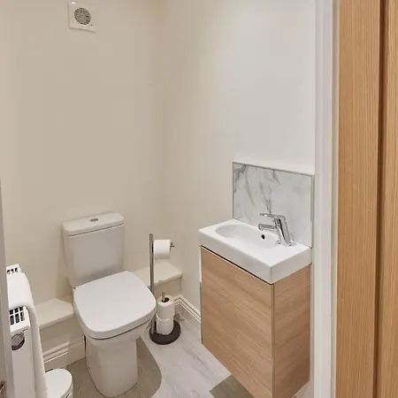 Host & - Uggleby House *