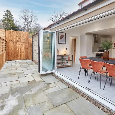 Host & - Uggleby House *