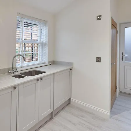 Host & - Uggleby House *