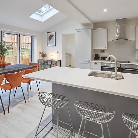 Host & - Uggleby House *