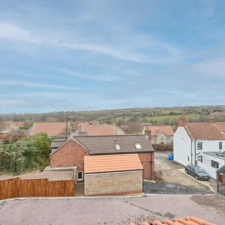 Host & - Uggleby House *