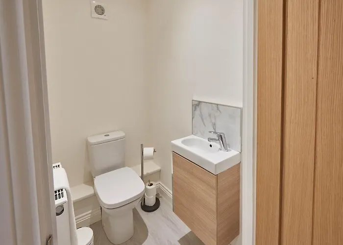 Host & - Uggleby House *