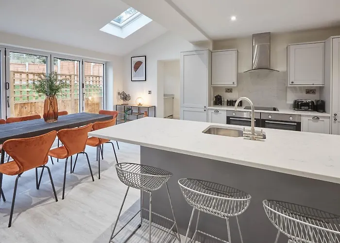 Host & - Uggleby House *